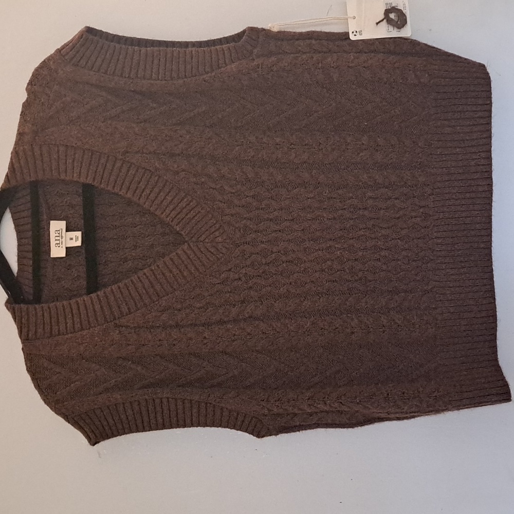Ana A new approach women's brown v-neck v-neck sweater with matching mini skirt.